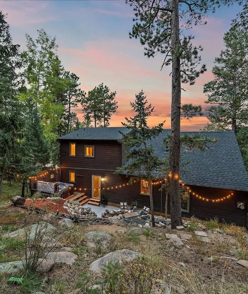 A home in Castle Pines Colorado tucked among ponderosa pines